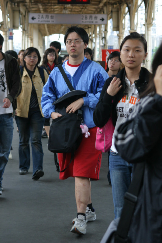 台灣鐵路旅遊攝影台中火車站月台旅客特寫2006攝影照片134
