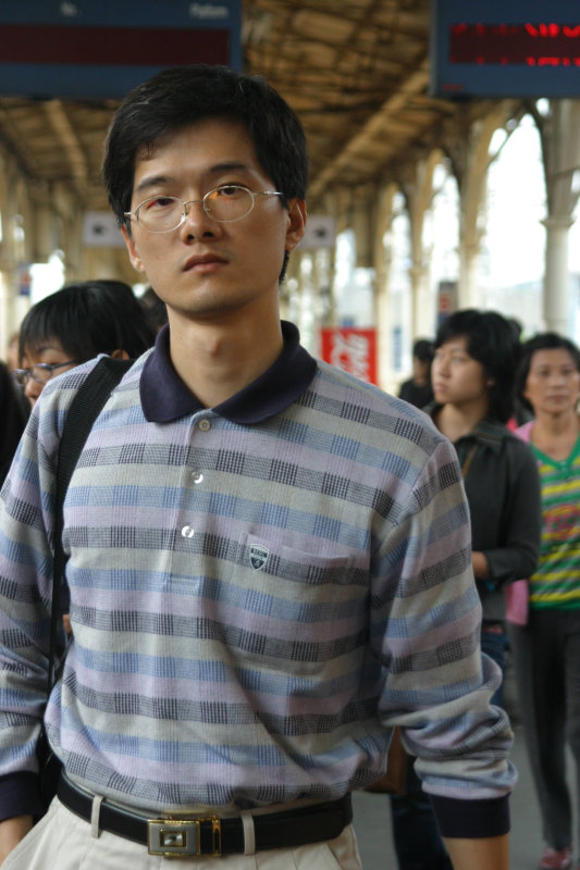 台灣鐵路旅遊攝影台中火車站月台旅客特寫2006攝影照片135