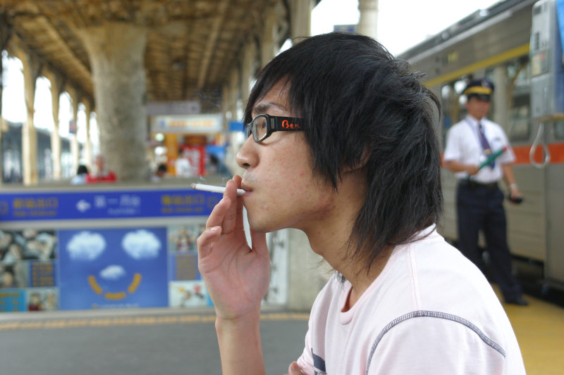 台灣鐵路旅遊攝影台中火車站月台旅客特寫2006攝影照片139