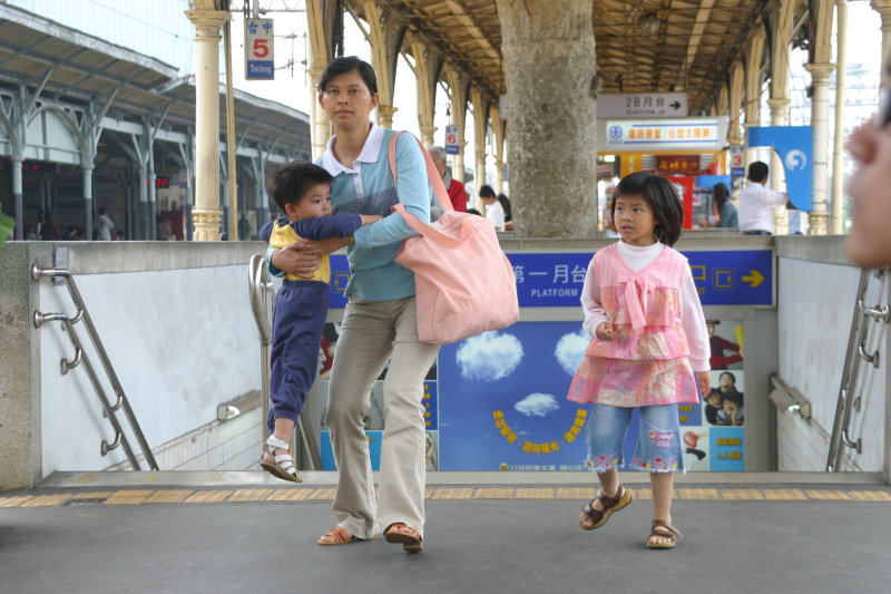 台灣鐵路旅遊攝影台中火車站月台旅客特寫2006攝影照片141