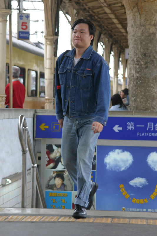 台灣鐵路旅遊攝影台中火車站月台旅客特寫2006攝影照片142