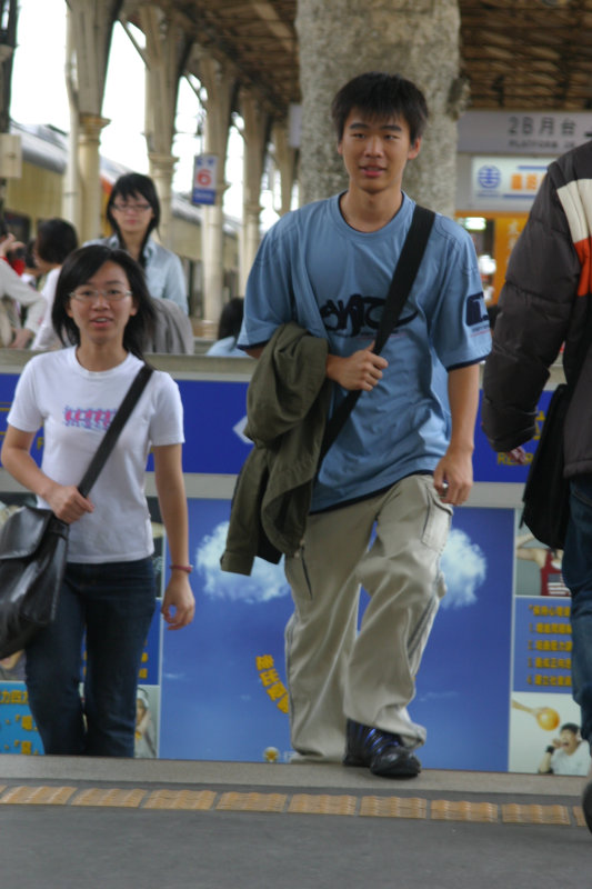 台灣鐵路旅遊攝影台中火車站月台旅客特寫2006攝影照片143