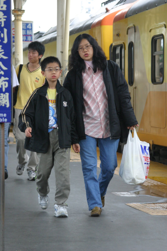 台灣鐵路旅遊攝影台中火車站月台旅客特寫2006攝影照片145