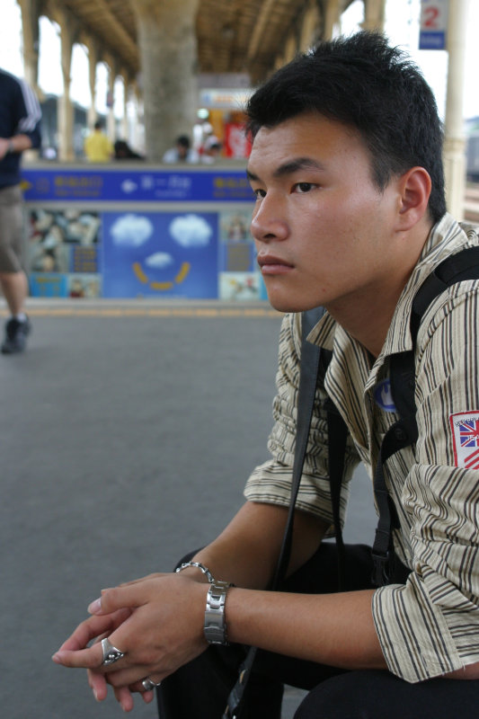台灣鐵路旅遊攝影台中火車站月台旅客特寫2006攝影照片148