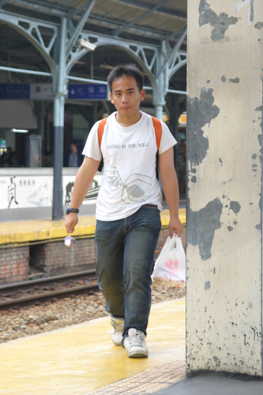 台灣鐵路旅遊攝影台中火車站月台旅客特寫2006攝影照片153