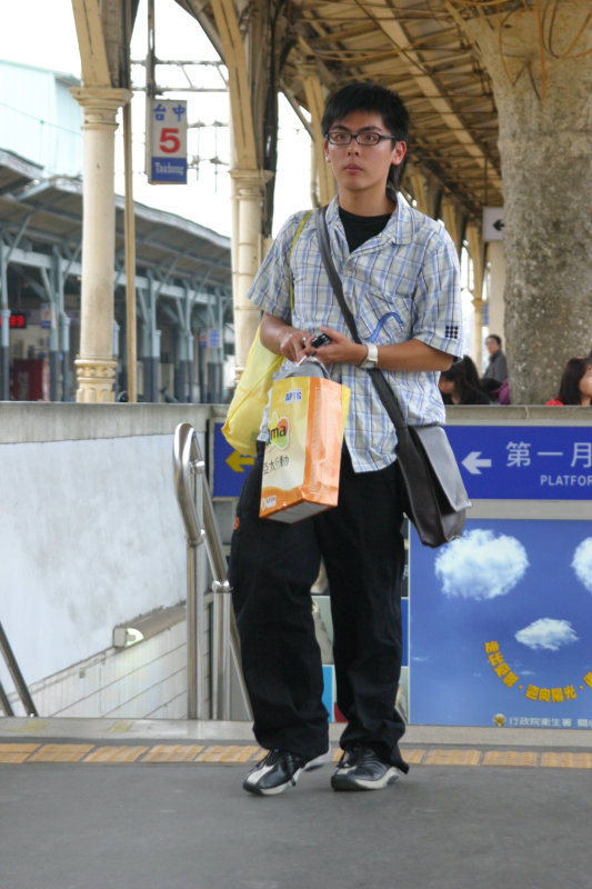台灣鐵路旅遊攝影台中火車站月台旅客特寫2006攝影照片154