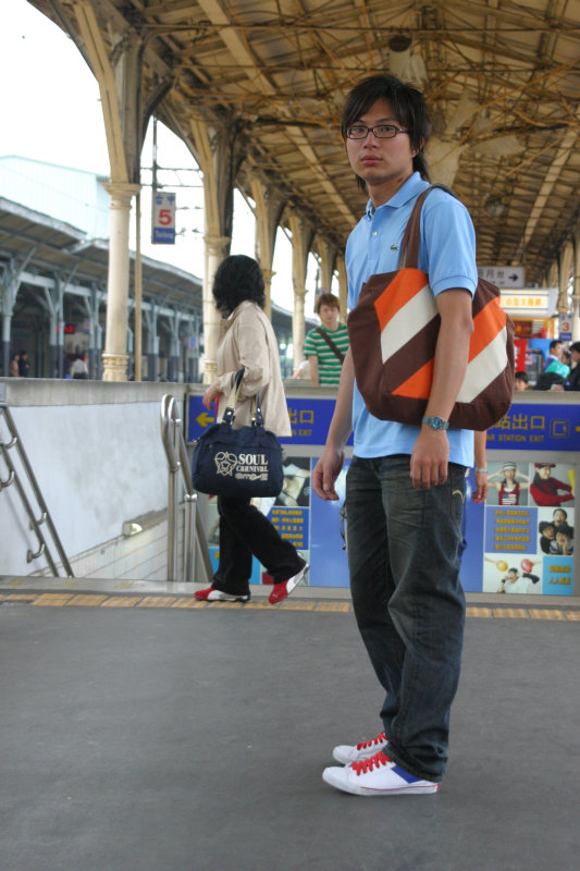 台灣鐵路旅遊攝影台中火車站月台旅客特寫2006攝影照片155