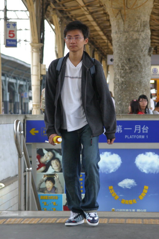台灣鐵路旅遊攝影台中火車站月台旅客特寫2006攝影照片156