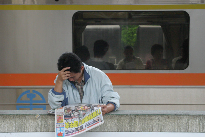 台灣鐵路旅遊攝影台中火車站月台旅客特寫2006攝影照片160