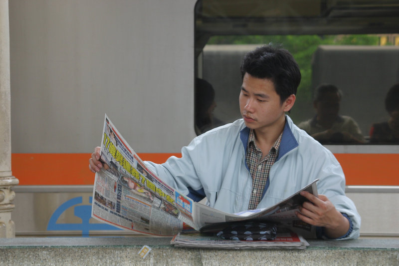 台灣鐵路旅遊攝影台中火車站月台旅客特寫2006攝影照片162