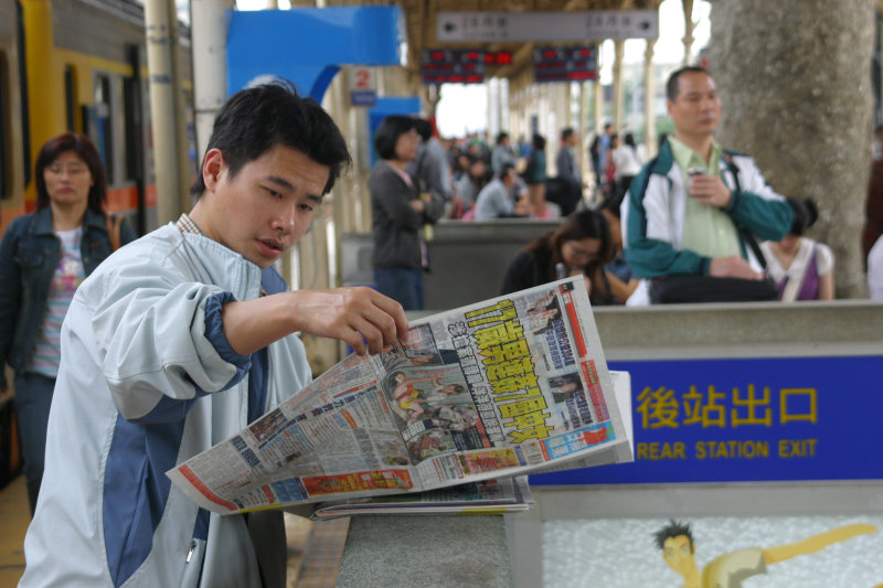 台灣鐵路旅遊攝影台中火車站月台旅客特寫2006攝影照片163