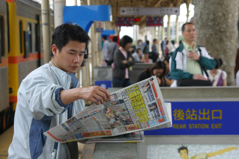 台灣鐵路旅遊攝影台中火車站月台旅客特寫2006攝影照片164
