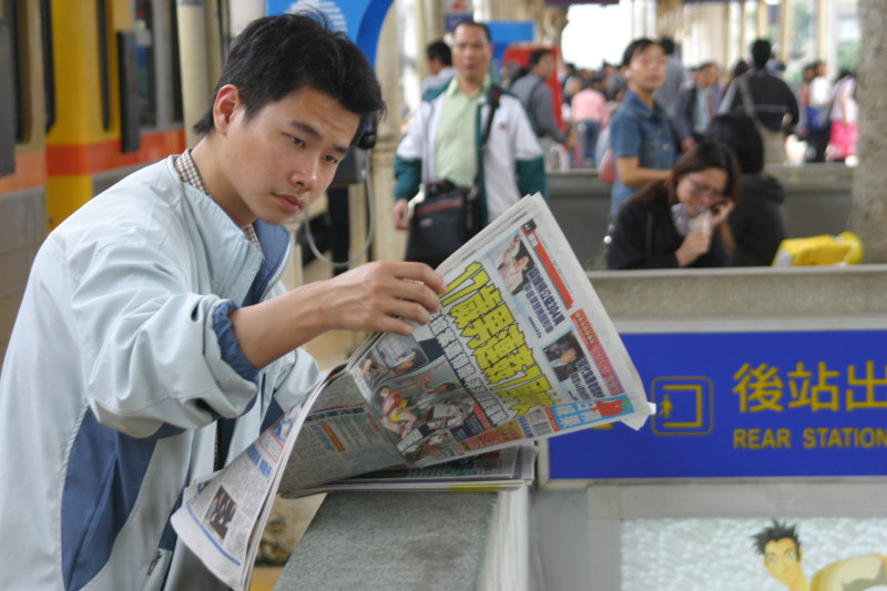 台灣鐵路旅遊攝影台中火車站月台旅客特寫2006攝影照片165