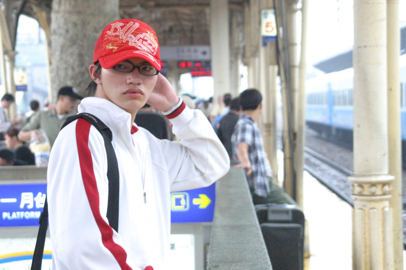 台灣鐵路旅遊攝影台中火車站月台旅客特寫2006攝影照片169