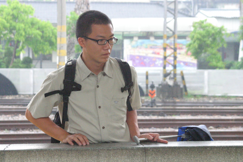 台灣鐵路旅遊攝影台中火車站月台旅客特寫2006攝影照片170