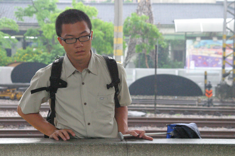 台灣鐵路旅遊攝影台中火車站月台旅客特寫2006攝影照片171
