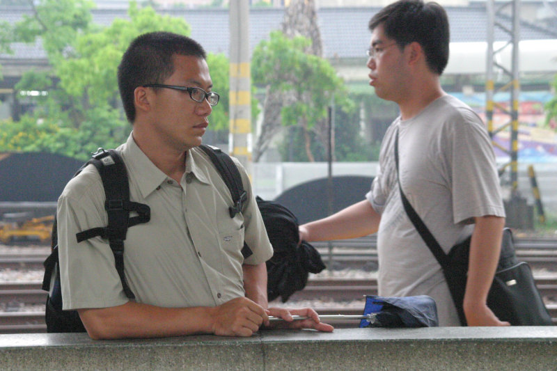 台灣鐵路旅遊攝影台中火車站月台旅客特寫2006攝影照片172