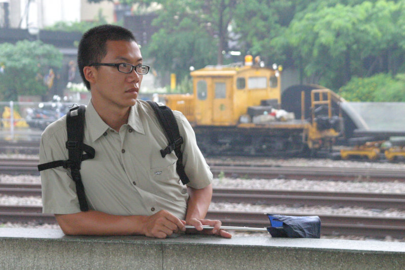 台灣鐵路旅遊攝影台中火車站月台旅客特寫2006攝影照片173