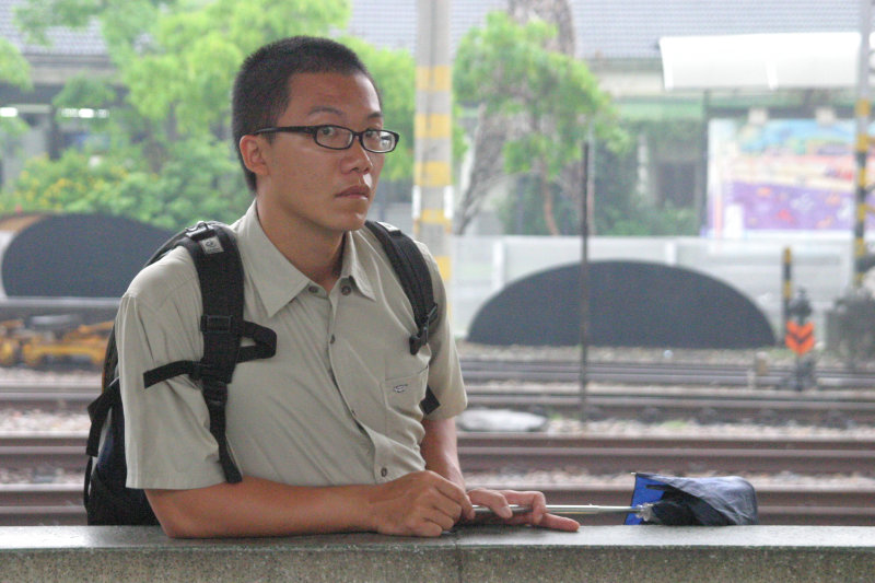 台灣鐵路旅遊攝影台中火車站月台旅客特寫2006攝影照片174