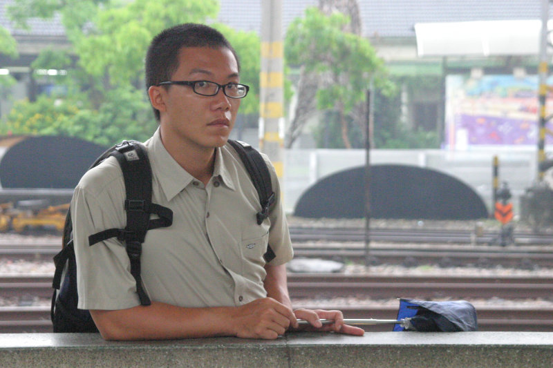 台灣鐵路旅遊攝影台中火車站月台旅客特寫2006攝影照片175