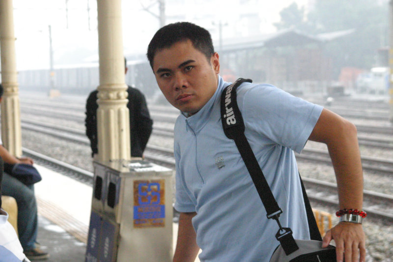 台灣鐵路旅遊攝影台中火車站月台旅客特寫2006攝影照片176