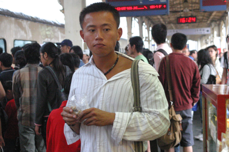 台灣鐵路旅遊攝影台中火車站月台旅客特寫2006攝影照片178