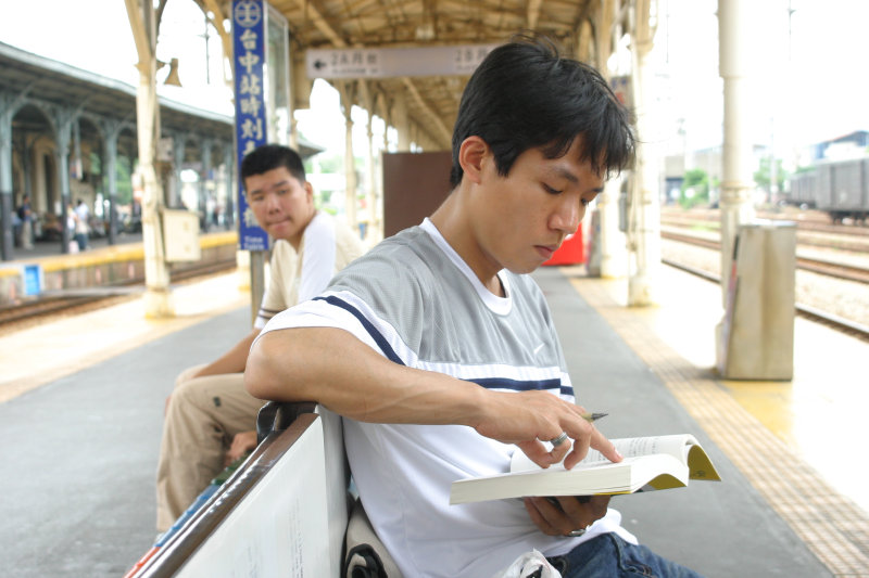 台灣鐵路旅遊攝影台中火車站月台旅客特寫2006攝影照片180