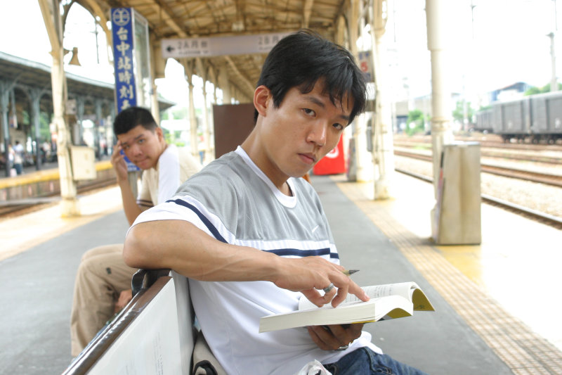 台灣鐵路旅遊攝影台中火車站月台旅客特寫2006攝影照片181