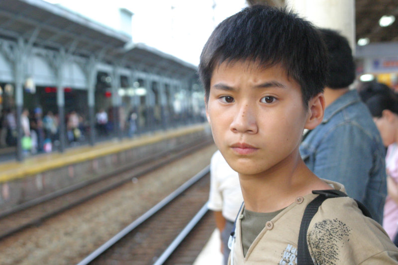 台灣鐵路旅遊攝影台中火車站月台旅客特寫2006攝影照片187