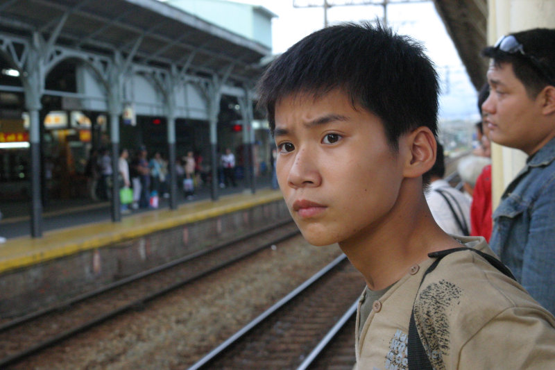 台灣鐵路旅遊攝影台中火車站月台旅客特寫2006攝影照片188