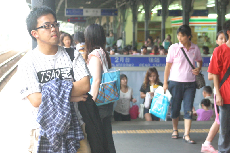 台灣鐵路旅遊攝影台中火車站月台旅客特寫2006攝影照片189