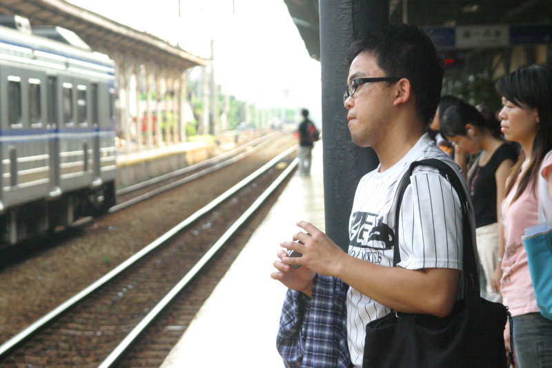 台灣鐵路旅遊攝影台中火車站月台旅客特寫2006攝影照片190
