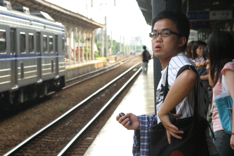 台灣鐵路旅遊攝影台中火車站月台旅客特寫2006攝影照片191