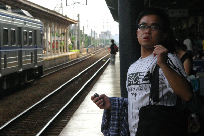 台灣鐵路旅遊攝影台中火車站月台旅客特寫2006攝影照片192