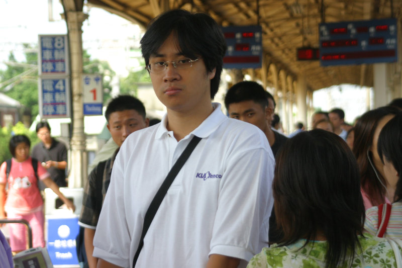 台灣鐵路旅遊攝影台中火車站月台旅客特寫2006攝影照片197