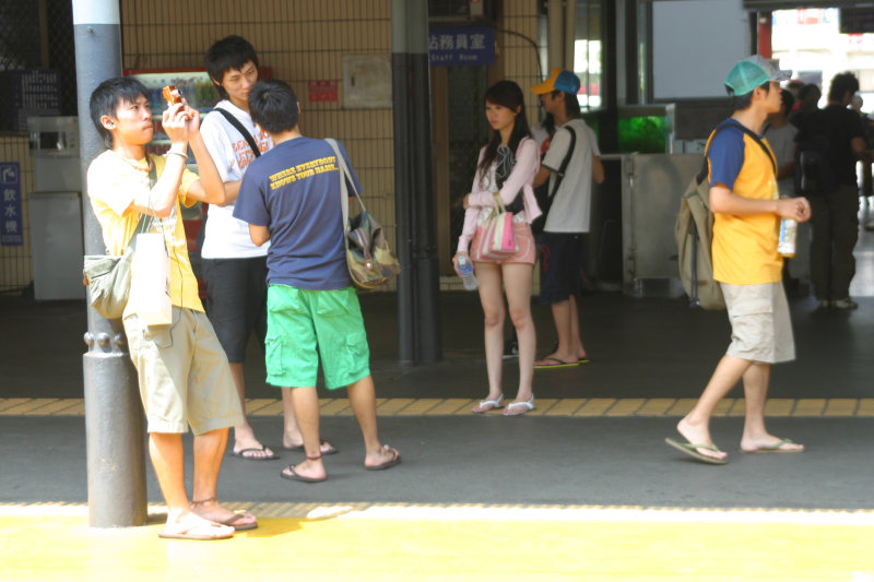 台灣鐵路旅遊攝影台中火車站月台旅客特寫2006攝影照片200