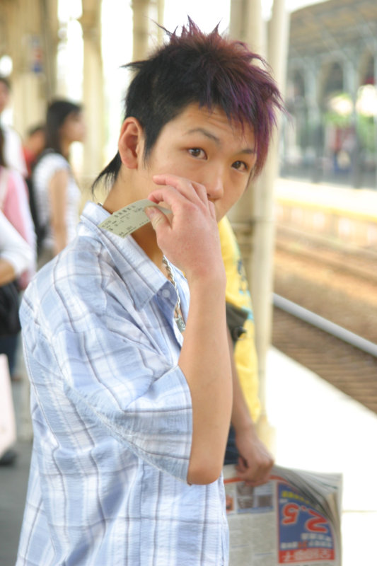 台灣鐵路旅遊攝影台中火車站月台旅客特寫2006攝影照片201