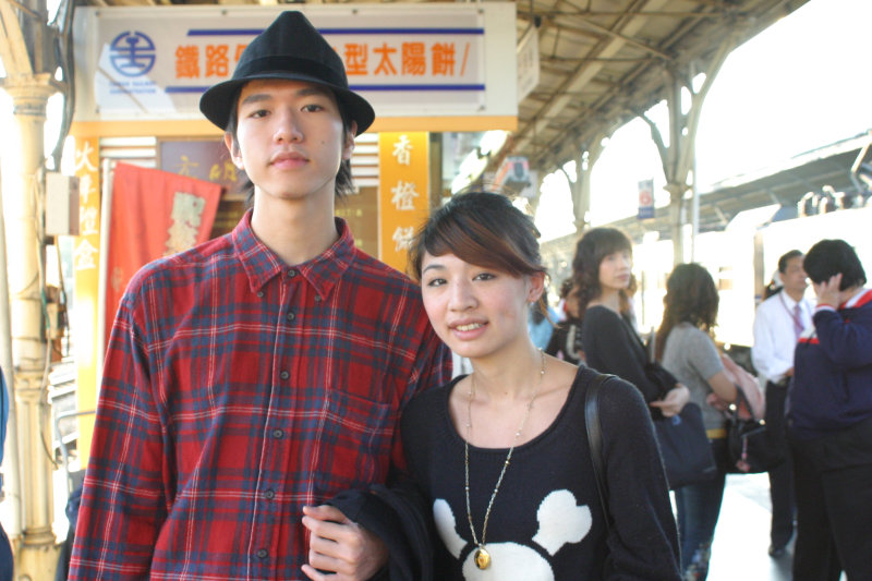 台灣鐵路旅遊攝影台中火車站月台旅客特寫2006攝影照片205