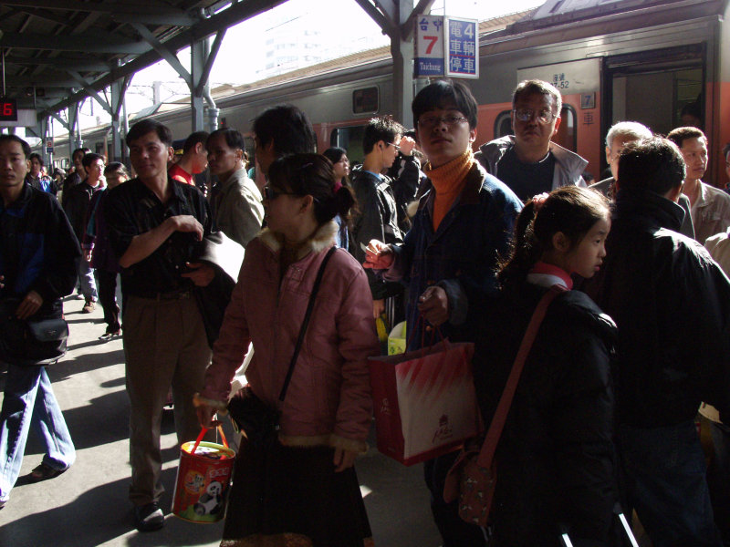 台灣鐵路旅遊攝影台中火車站月台旅客特寫2006攝影照片216