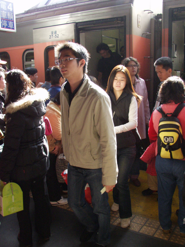 台灣鐵路旅遊攝影台中火車站月台旅客特寫2006攝影照片217