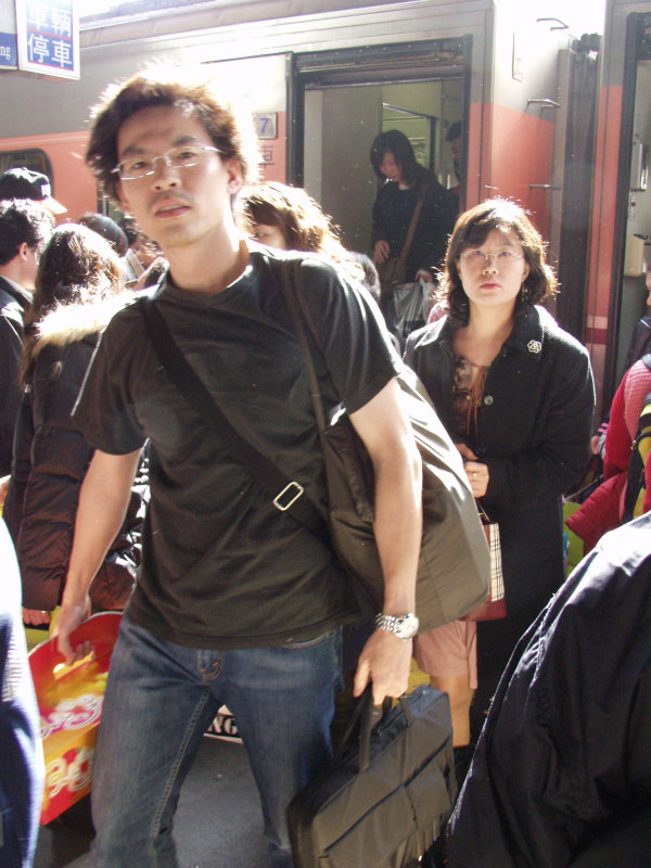 台灣鐵路旅遊攝影台中火車站月台旅客特寫2006攝影照片218