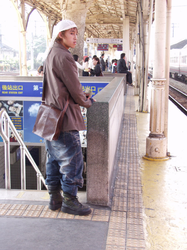 台灣鐵路旅遊攝影台中火車站月台旅客特寫2006攝影照片219