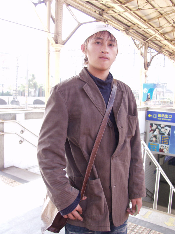 台灣鐵路旅遊攝影台中火車站月台旅客特寫2006攝影照片222