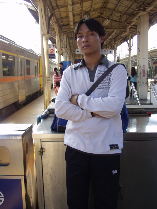 台灣鐵路旅遊攝影台中火車站月台旅客特寫2006攝影照片225