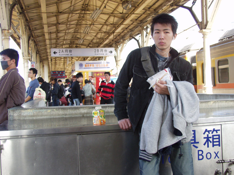 台灣鐵路旅遊攝影台中火車站月台旅客特寫2006攝影照片226