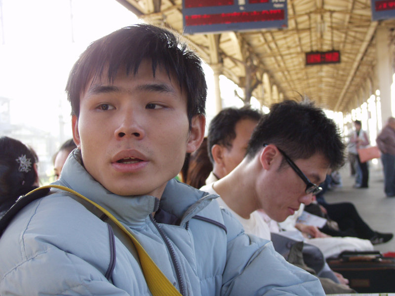 台灣鐵路旅遊攝影台中火車站月台旅客特寫2006攝影照片229