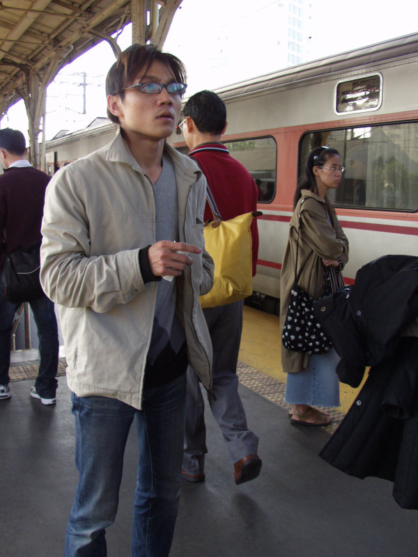 台灣鐵路旅遊攝影台中火車站月台旅客特寫2006攝影照片230