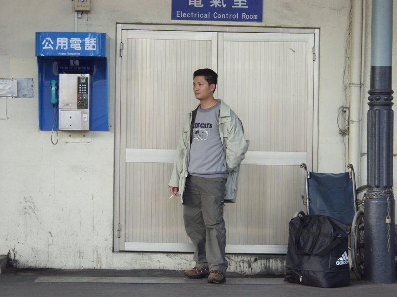台灣鐵路旅遊攝影台中火車站月台旅客特寫2006攝影照片231