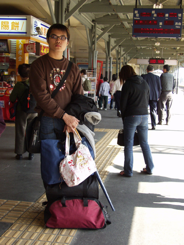 台灣鐵路旅遊攝影台中火車站月台旅客特寫2006攝影照片235