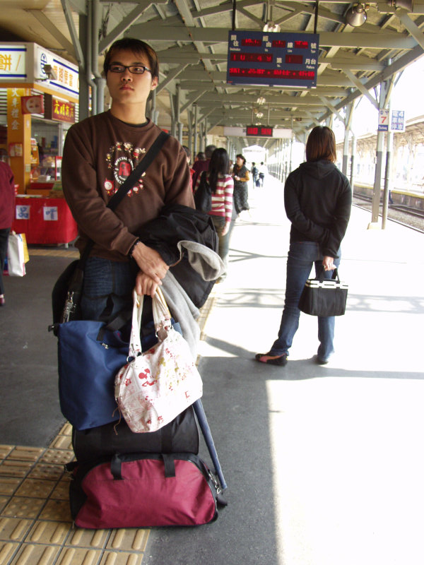 台灣鐵路旅遊攝影台中火車站月台旅客特寫2006攝影照片236